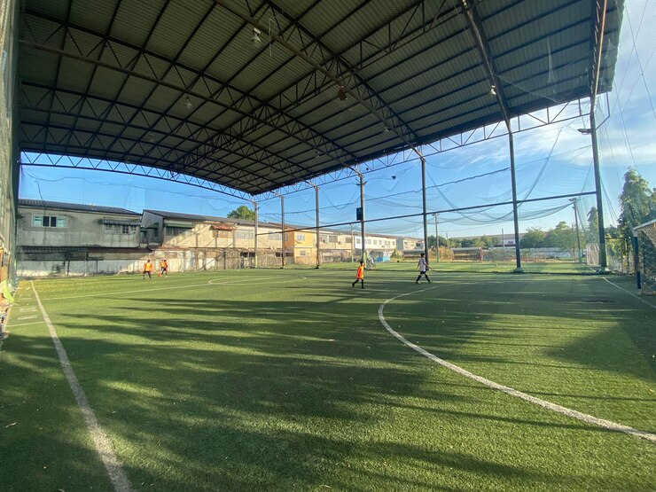 Foto pessoas a jogar futebol.