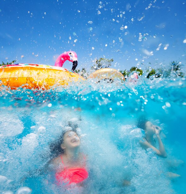 Foto pessoas a nadar na piscina