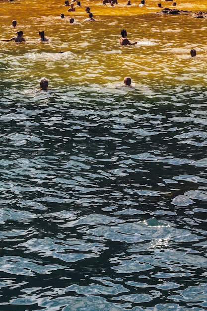 Foto pessoas a nadar no mar