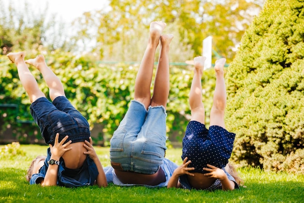 Pessoas a relaxar no campo.