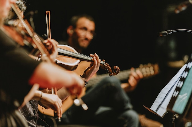 Foto pessoas a tocar um concerto de música