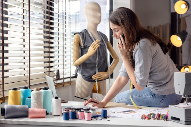 Foto pessoas a trabalhar à mesa