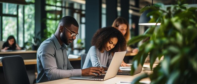 pessoas a trabalhar em portáteis num café