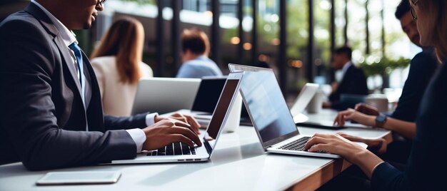 Foto pessoas a trabalhar em portáteis numa sala de conferências