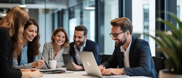 pessoas a trabalhar num portátil numa sala de conferências