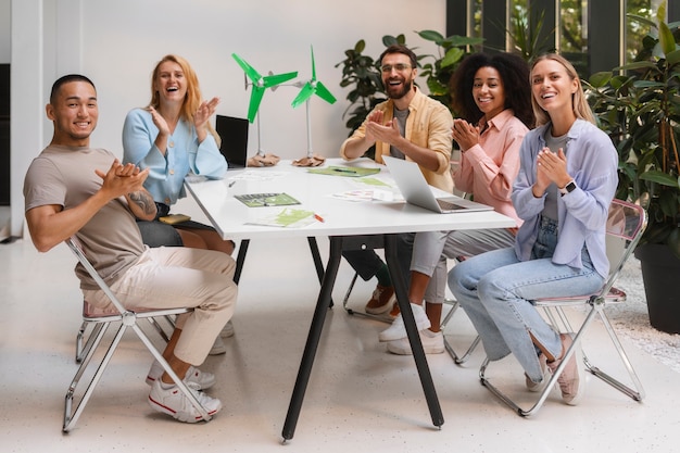 Pessoas a trabalharem juntas numa marca tecnológica