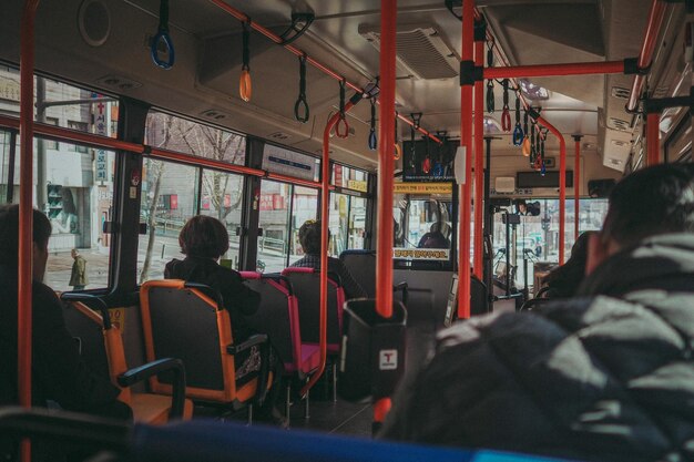 Pessoas a viajar de autocarro