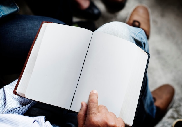 Pessoas abrem a página em branco do livro