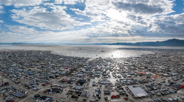 Pessoas acampando em um deserto durante uma forte tempestade