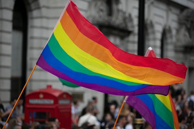 Pessoas acenam bandeiras de arco-íris do orgulho gay lgbtq em um evento de orgulho
