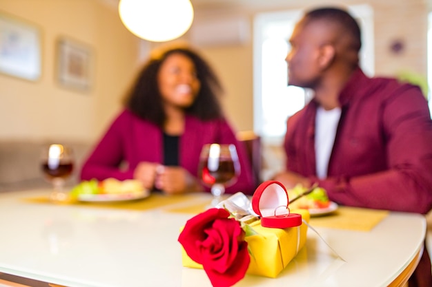 Pessoas afro-americanas apaixonadas tendo um encontro no dia dos namorados em 14 de fevereiro