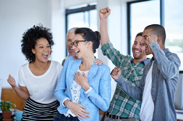 Foto pessoas agência criativa e animando para a celebração de startup mulher entusiasmada e promoção em reunião de negócios objetivos de sucesso e boas notícias com colegas de trabalho realização profissional e bônus