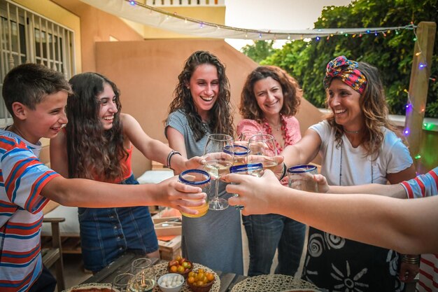 Foto pessoas alegres a divertir-se durante a festa