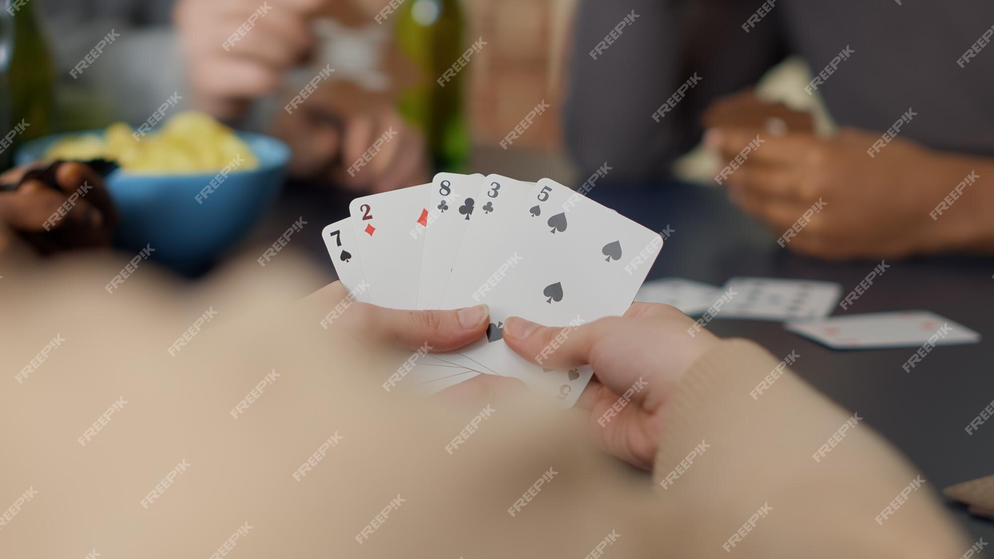 Pessoas alegres desfrutando de jogo de cartas com táticas e dados, jogando  jogos de tabuleiro junto com estratégia e cooperação. jovens amigos se  divertindo com o jogo, bebendo cerveja. fechar-se.