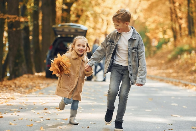 Pessoas alegres Família feliz está no parque no outono juntos