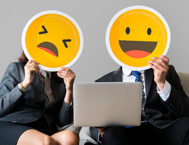 Pessoas alegres, segurando o ícone de emoticon