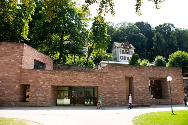 Pessoas alemãs e viajantes estrangeiros a pé visitam dentro do Castelo de Heidelberg ou Heidelberger Schloss em 25 de agosto de 2017 em BadenWurttemberg Alemanha