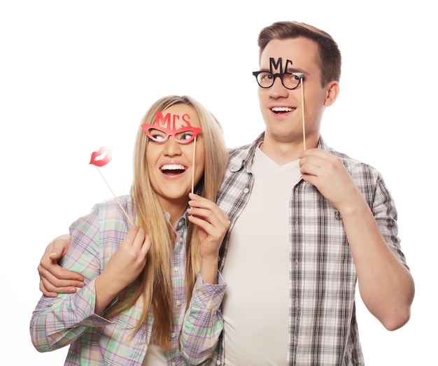 Pessoas amizade amor e conceito de lazer lindo casal segurando óculos de festa na vara