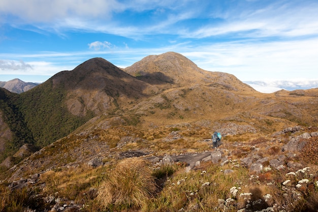 Pessoas andando com ótimas mochilas na paisagem montanhosa - trekking trekking mountaneering in mantiqueira range Brazil