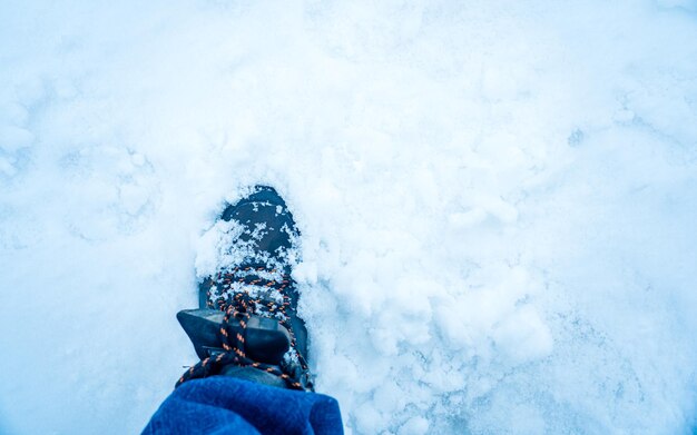 Pessoas andando na neve durante uma nevasca em kathmandu nepal