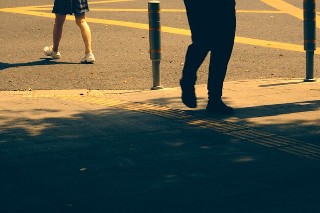 Pessoas andando na rua