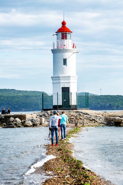 Pessoas andando no farol. Paisagem bonita.