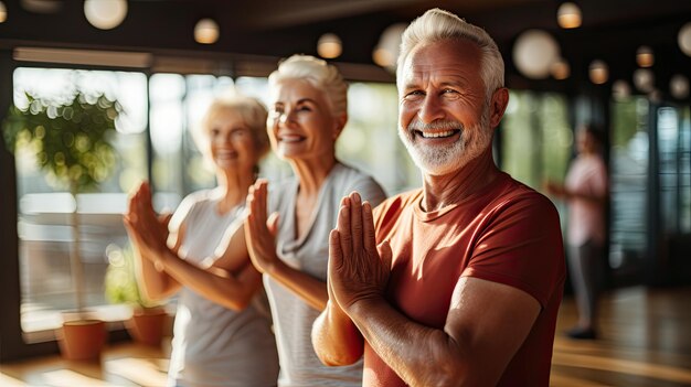 Pessoas aposentadas a fazer exercícios