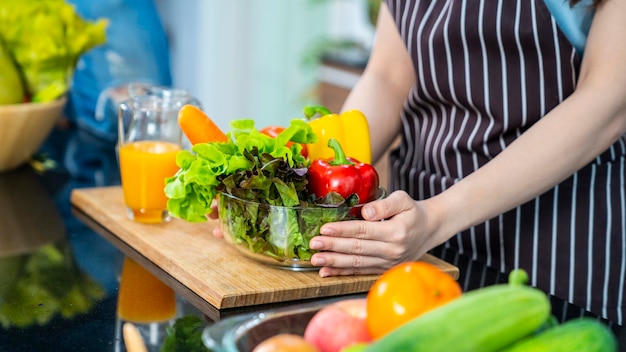 pessoas asiáticas na cozinha