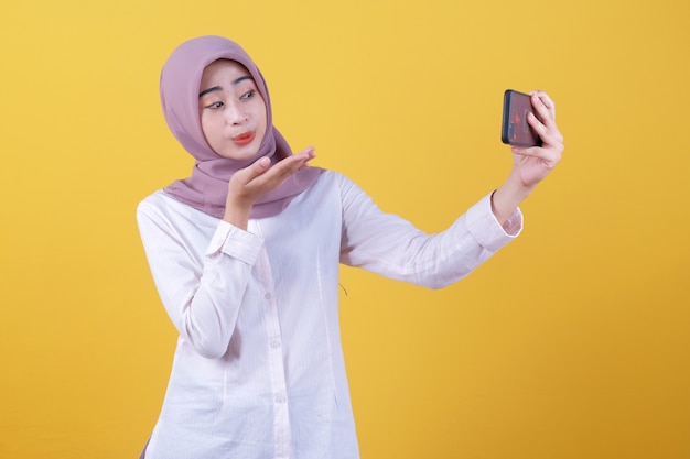 Pessoas asiáticas, tecnologia, conceito de estilo de vida. sorrindo tira uma selfie, envia boas vibrações positivas, gosta de videochamada online