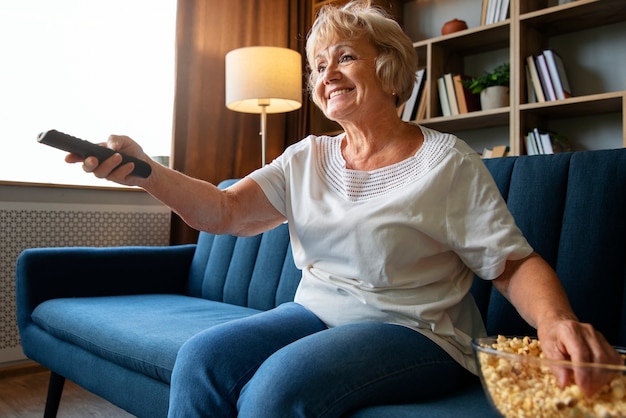 Foto pessoas assistindo notícias na tv