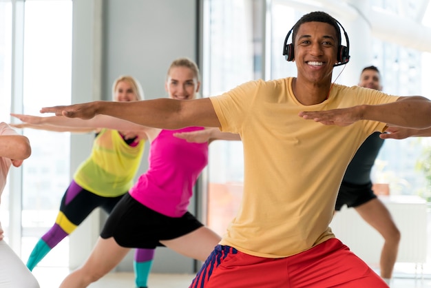 Foto pessoas ativas se divertindo na aula de zumba