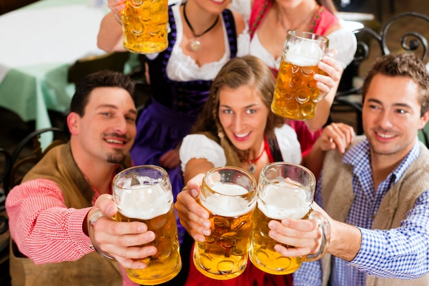 Pessoas bebendo cerveja no pub da Baviera