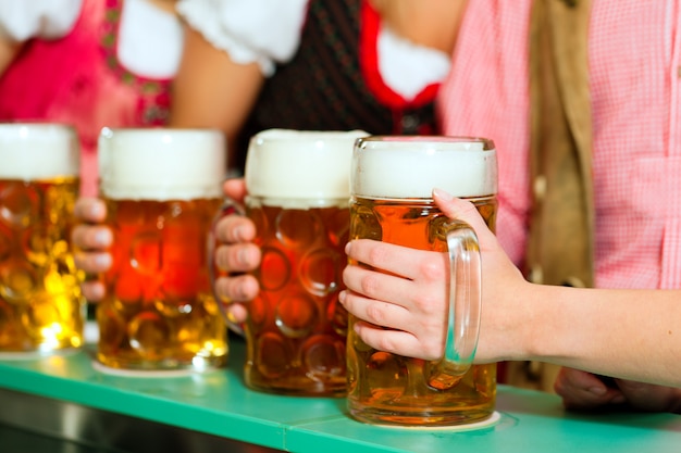 Pessoas bebendo cerveja no pub da Baviera
