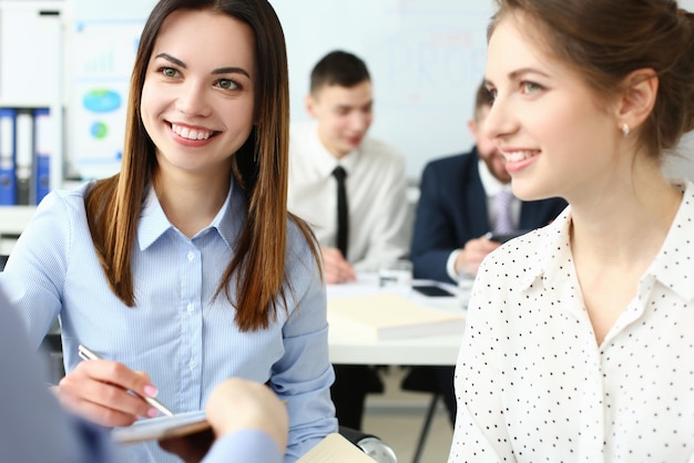 Pessoas bonitas no escritório