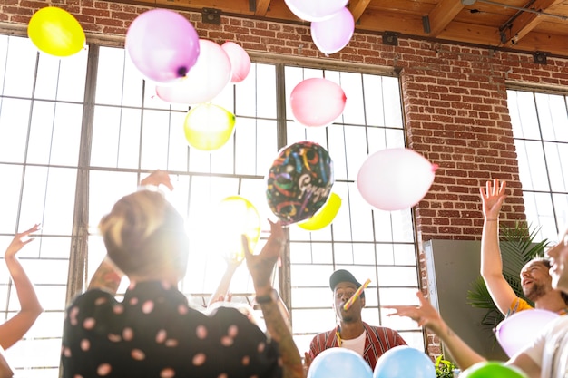 Pessoas brincando com balões em uma festa