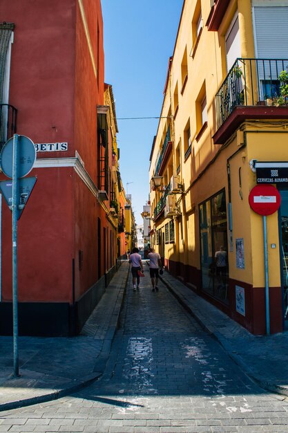 Foto pessoas caminhando na calçada em meio a edifícios na cidade