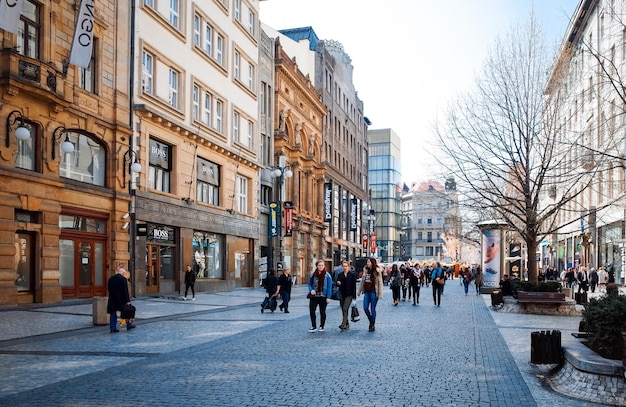 Pessoas caminhando na rua em meio a edifícios na cidade