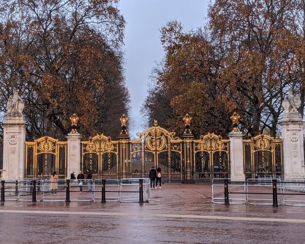 Foto pessoas caminhando na rua molhada perto de hyde park