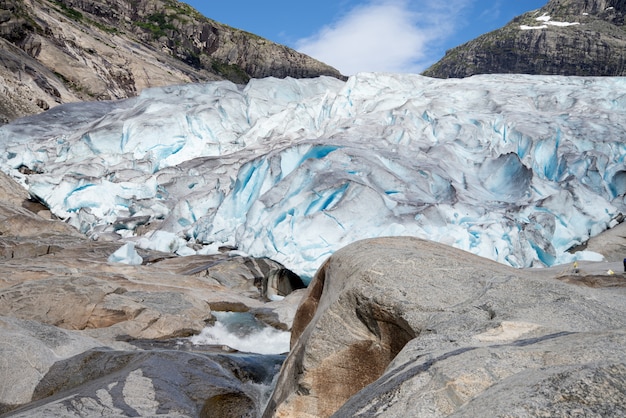 Pessoas caminhando para geleira azul nas montanhas