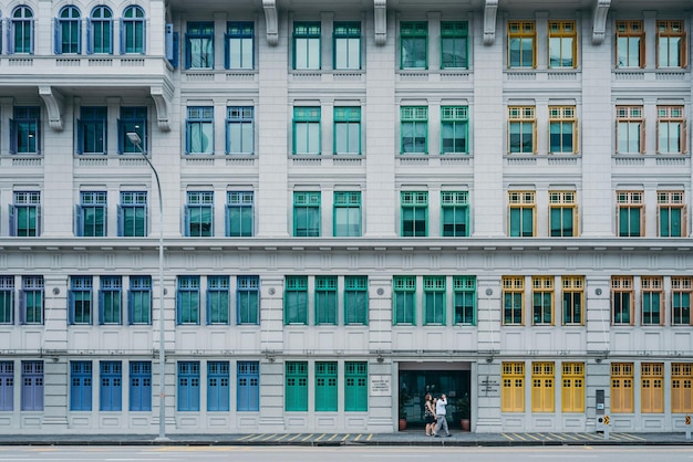 Pessoas caminhando por edifícios na cidade