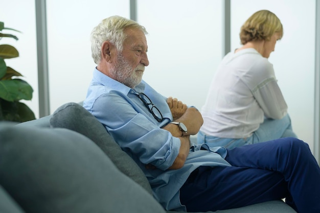 Pessoas caucasianas sênior se sentindo deprimidas e chateadas