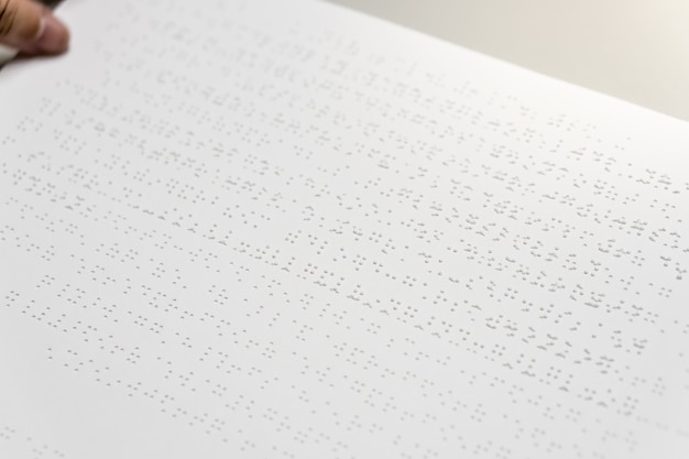 Pessoas cegas lendo Braille Book