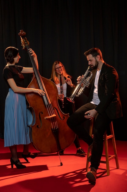 Foto pessoas celebrando o evento do dia do jazz juntas