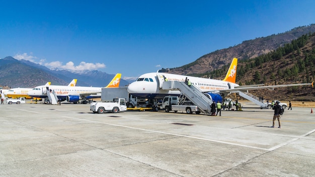 Pessoas, chegando, paro, aeroporto, butão