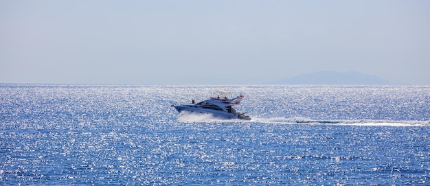 Pessoas com barco de alta velocidade no mar