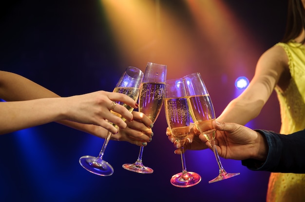 Foto pessoas com champanhe em um bar ou cassino se divertindo.