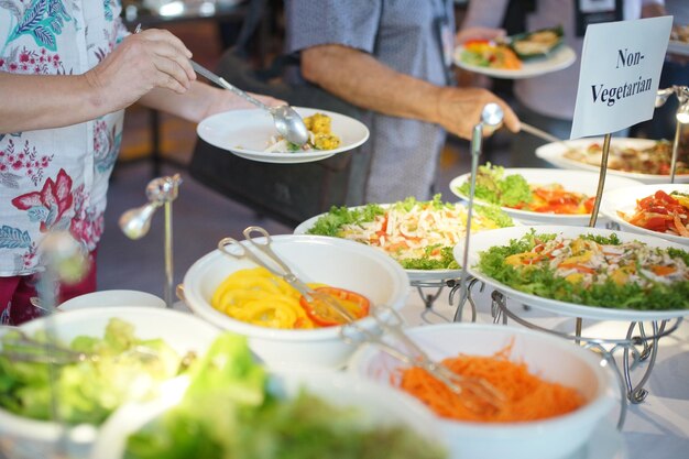 Pessoas com comida na mesa.