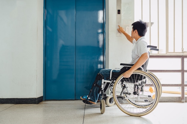 Foto pessoas com deficiência ou deficiência podem acessar em qualquer lugar público com cadeira de rodas