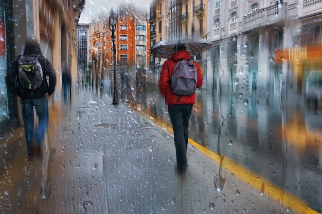 pessoas com guarda-chuva em dias chuvosos, bilbao, país basco, espanha