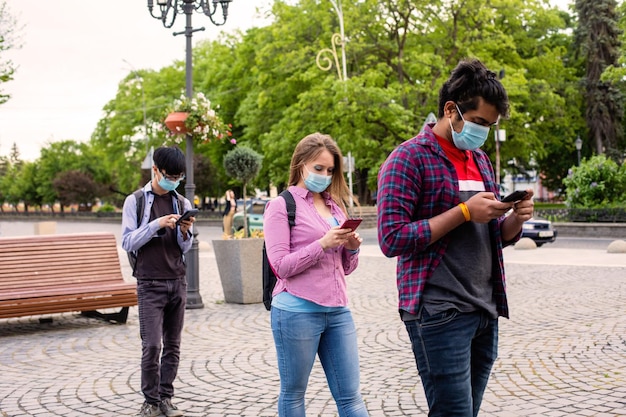 Pessoas com máscaras fazem fila mantendo distância social